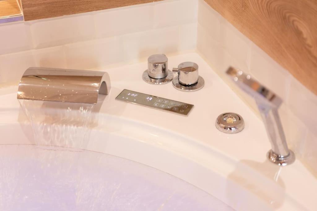 Suite Love Jacuzzi Монтеврен Экстерьер фото