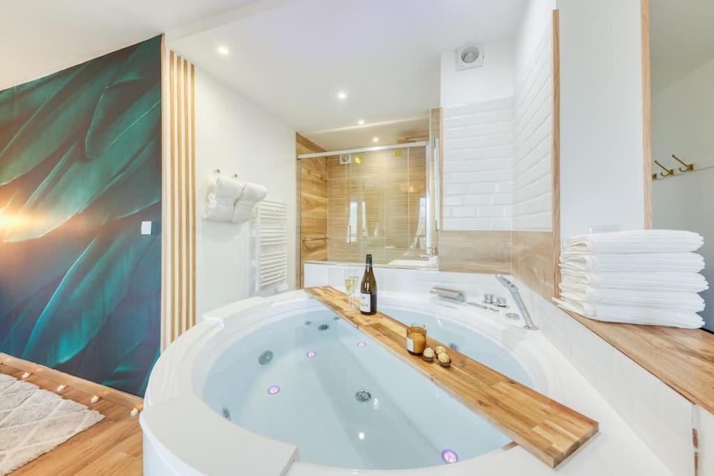 Suite Love Jacuzzi Монтеврен Экстерьер фото