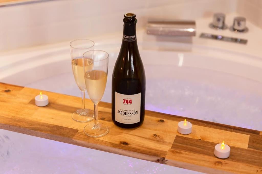 Suite Love Jacuzzi Монтеврен Экстерьер фото