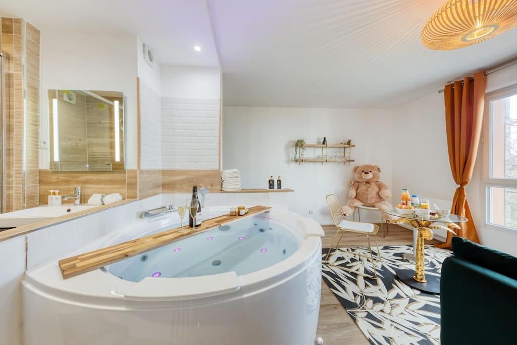 Suite Love Jacuzzi Монтеврен Экстерьер фото