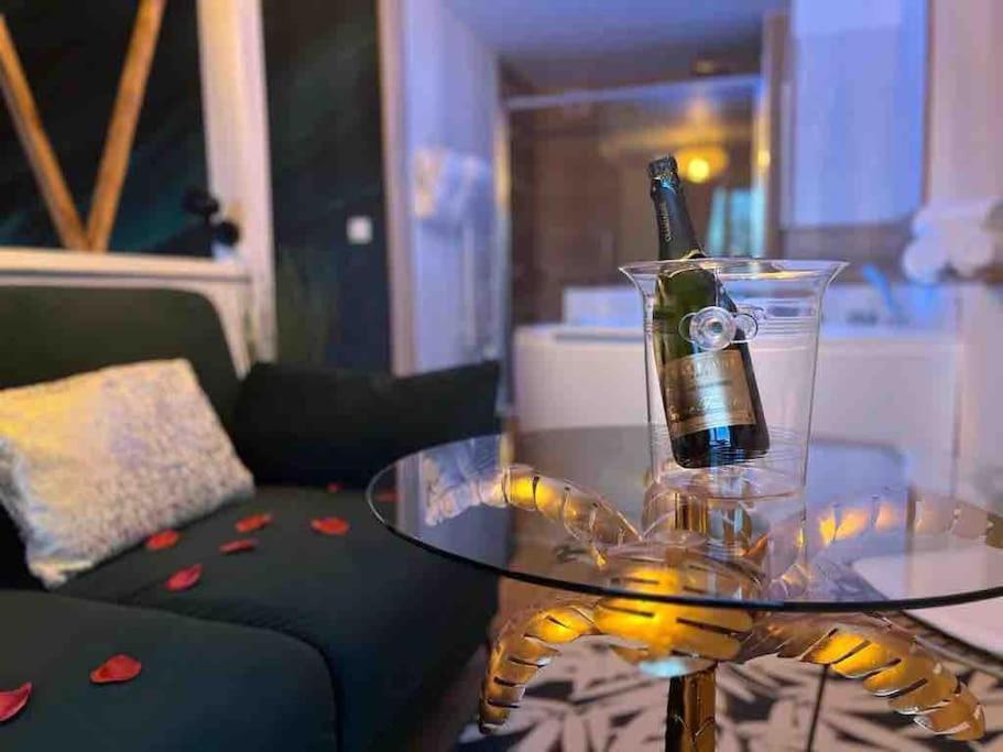 Suite Love Jacuzzi Монтеврен Экстерьер фото