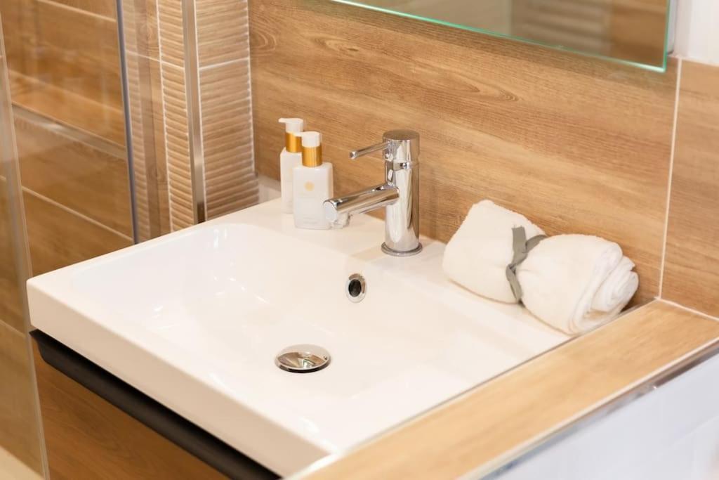 Suite Love Jacuzzi Монтеврен Экстерьер фото