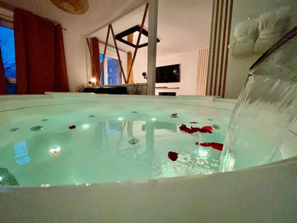Suite Love Jacuzzi Монтеврен Экстерьер фото