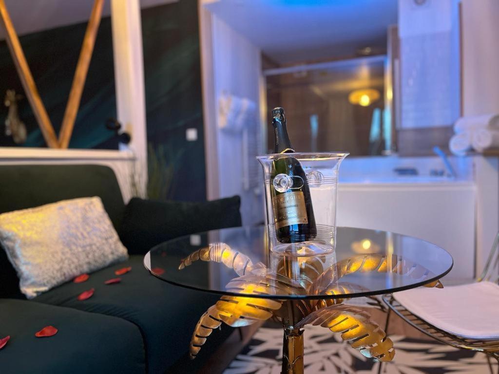 Suite Love Jacuzzi Монтеврен Экстерьер фото